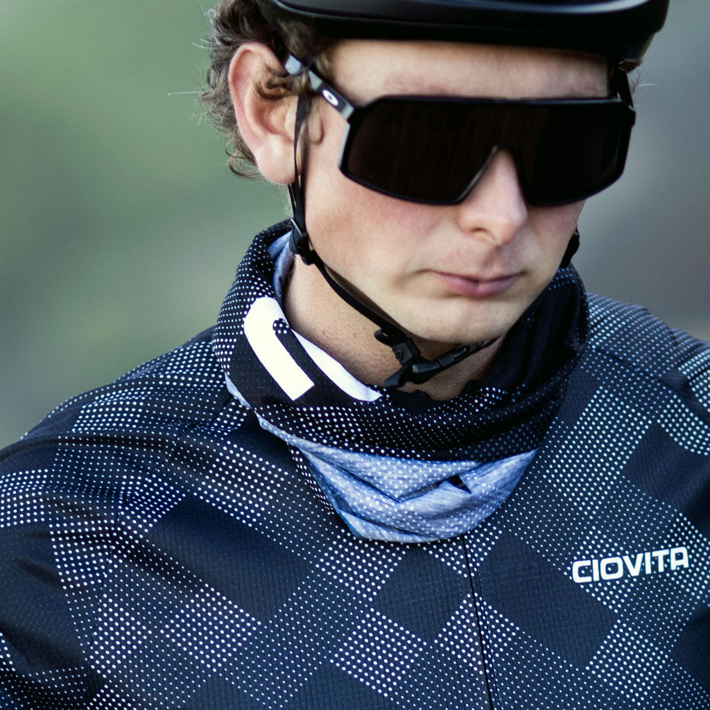 cyclist wearing ciovita headscarf