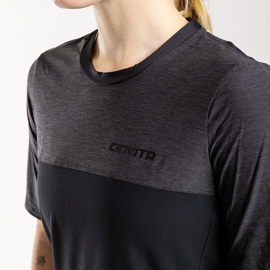 Women&#39;s Opera Trail Tee (Charcoal)